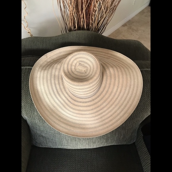 CHICO’s Glamorous Straw-Like Floppy Striped Vacation Sun Hat - Picture 6 of 10